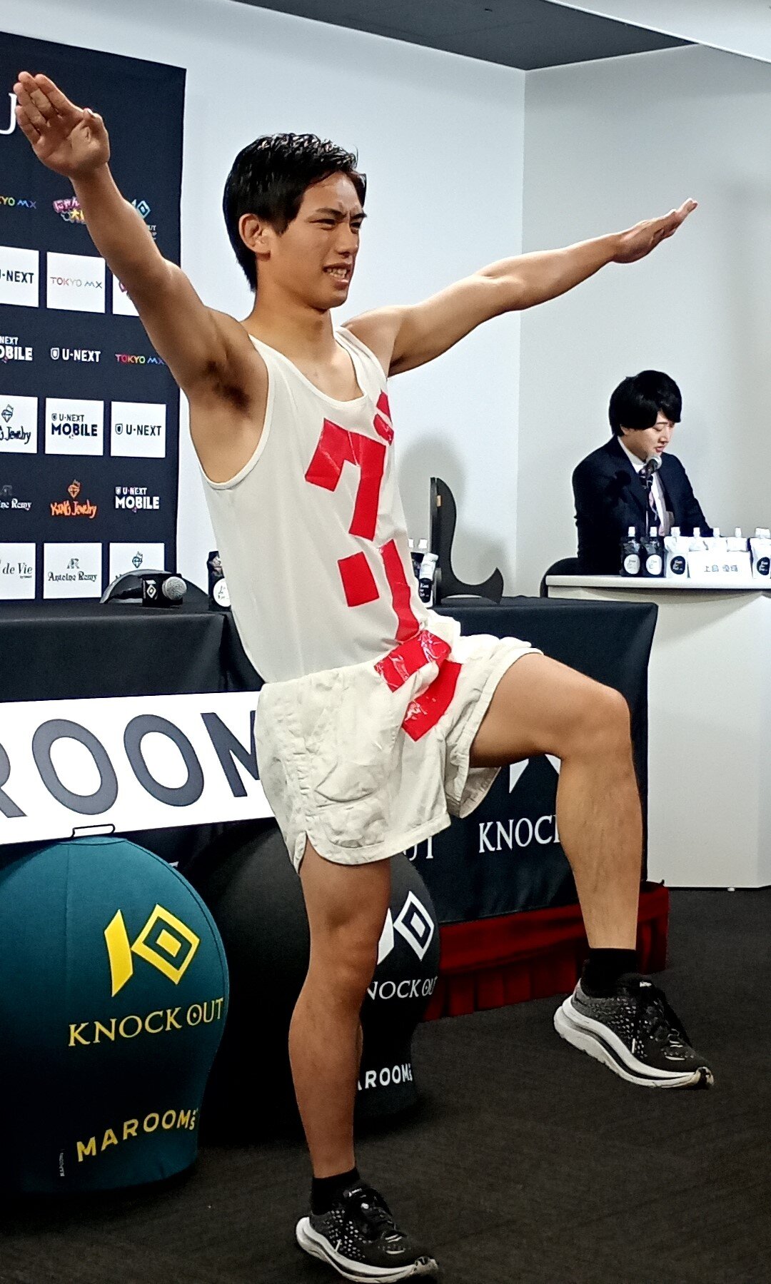 道頓堀のグリコサインの格好で登場した一輝