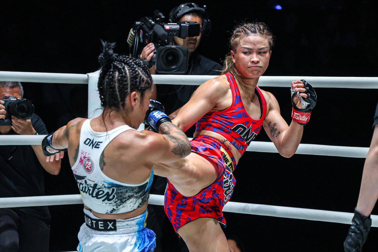 右ミドルを放つスタンプ（右）（C）ONE Championship