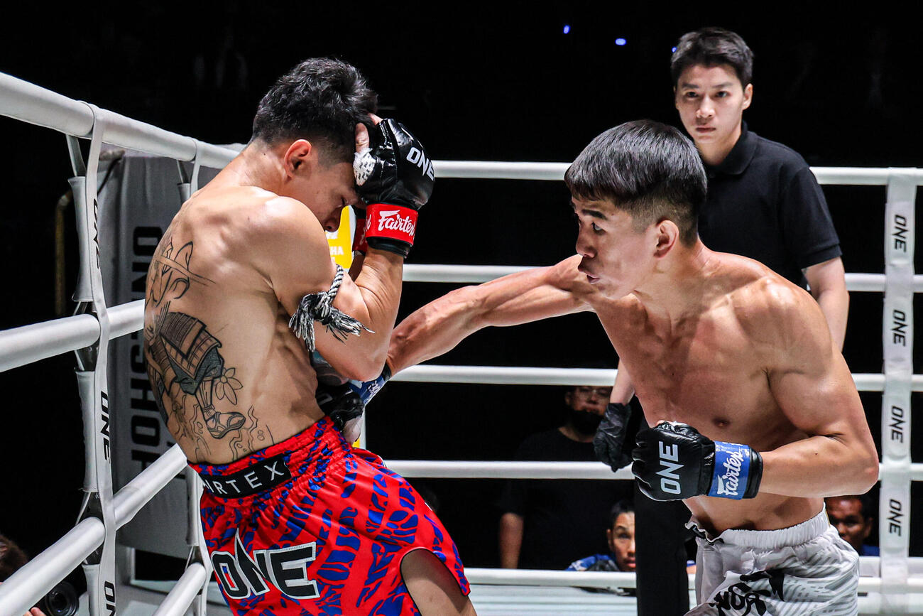 ボディーへ強烈なパンチを放つ奥脇竜哉（右）（C）ONE Championship