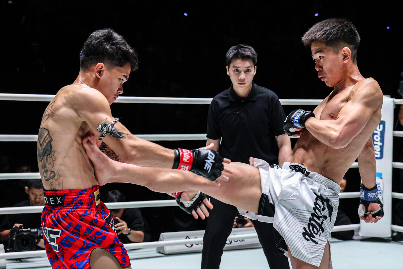 三日月蹴りを突き刺す奥脇竜哉（右）（C）ONE Championship