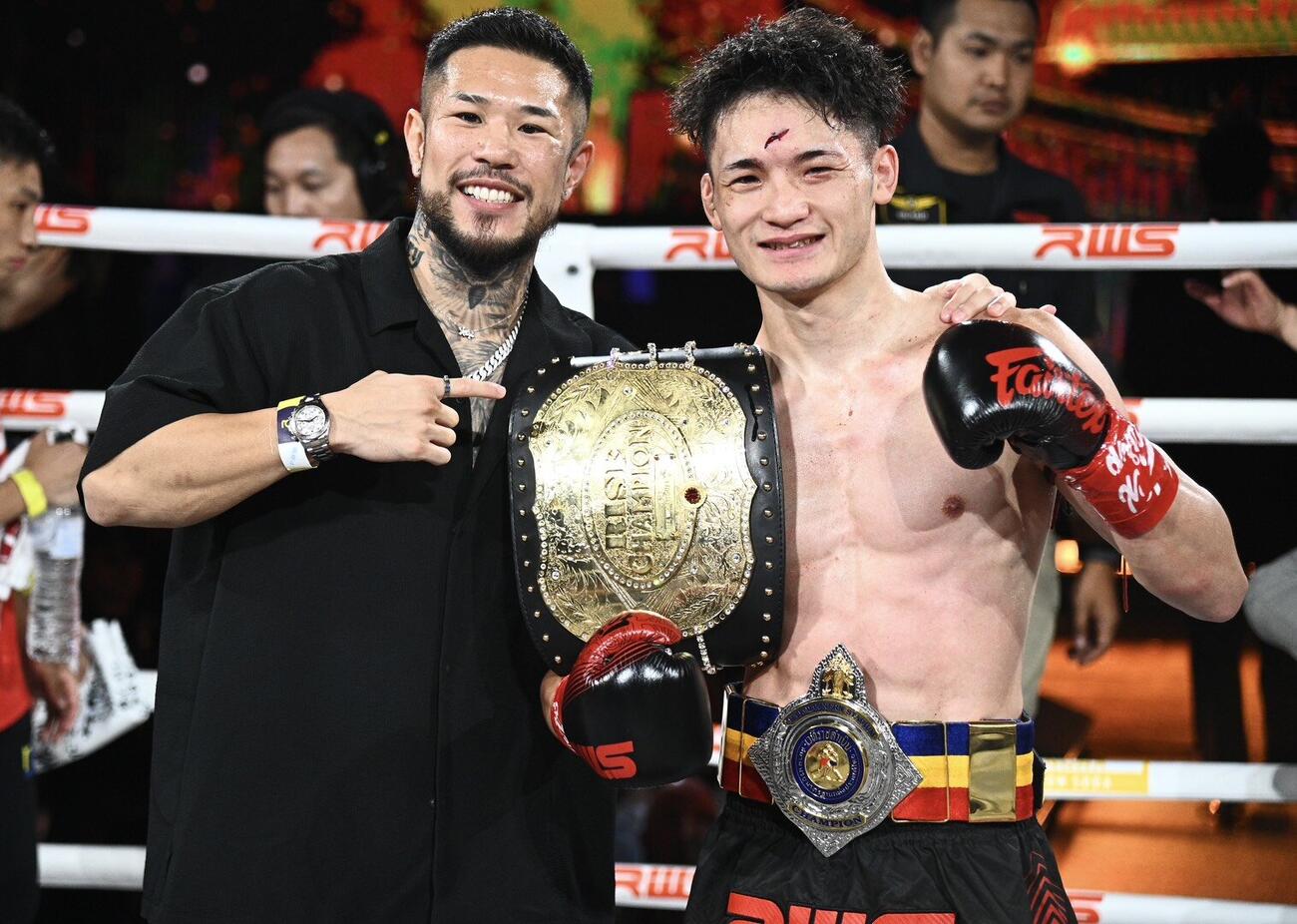 中村寛（左）と並んで笑顔を見せる大﨑孔稀（C）RISE