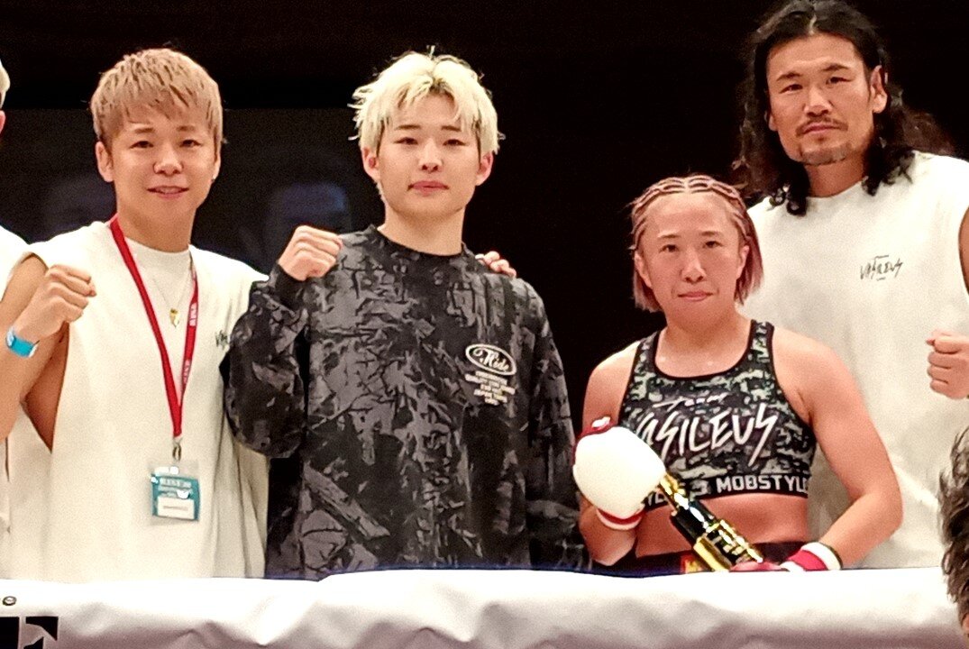 武尊氏（左端）や同じくKO勝利を飾った有井渚海（左から2人目）、渡辺雅和トレーナー（右端）と写真に収まる島田知佳
