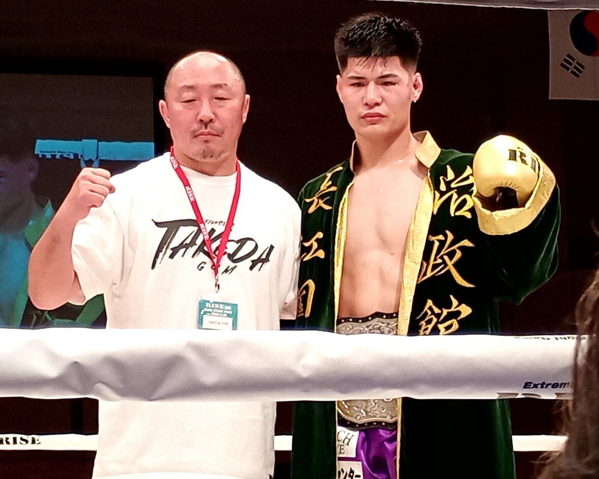 師匠の武田幸三会長と基康（右）