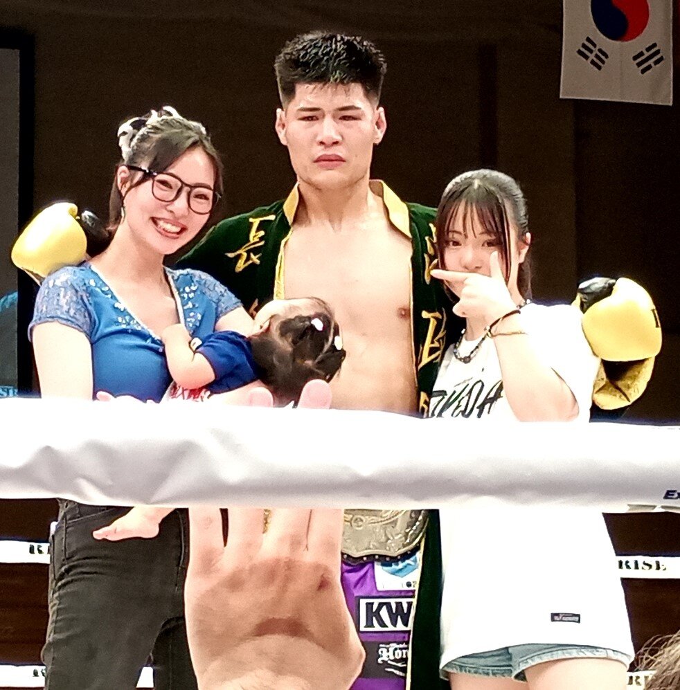 夫人（左端）と長女、そして妹（右端）と写真に収まる基康
