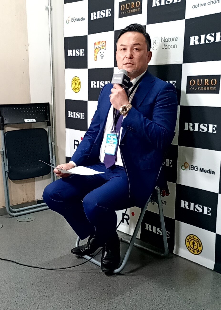 大﨑孔稀をたたえたRISE伊藤隆代表