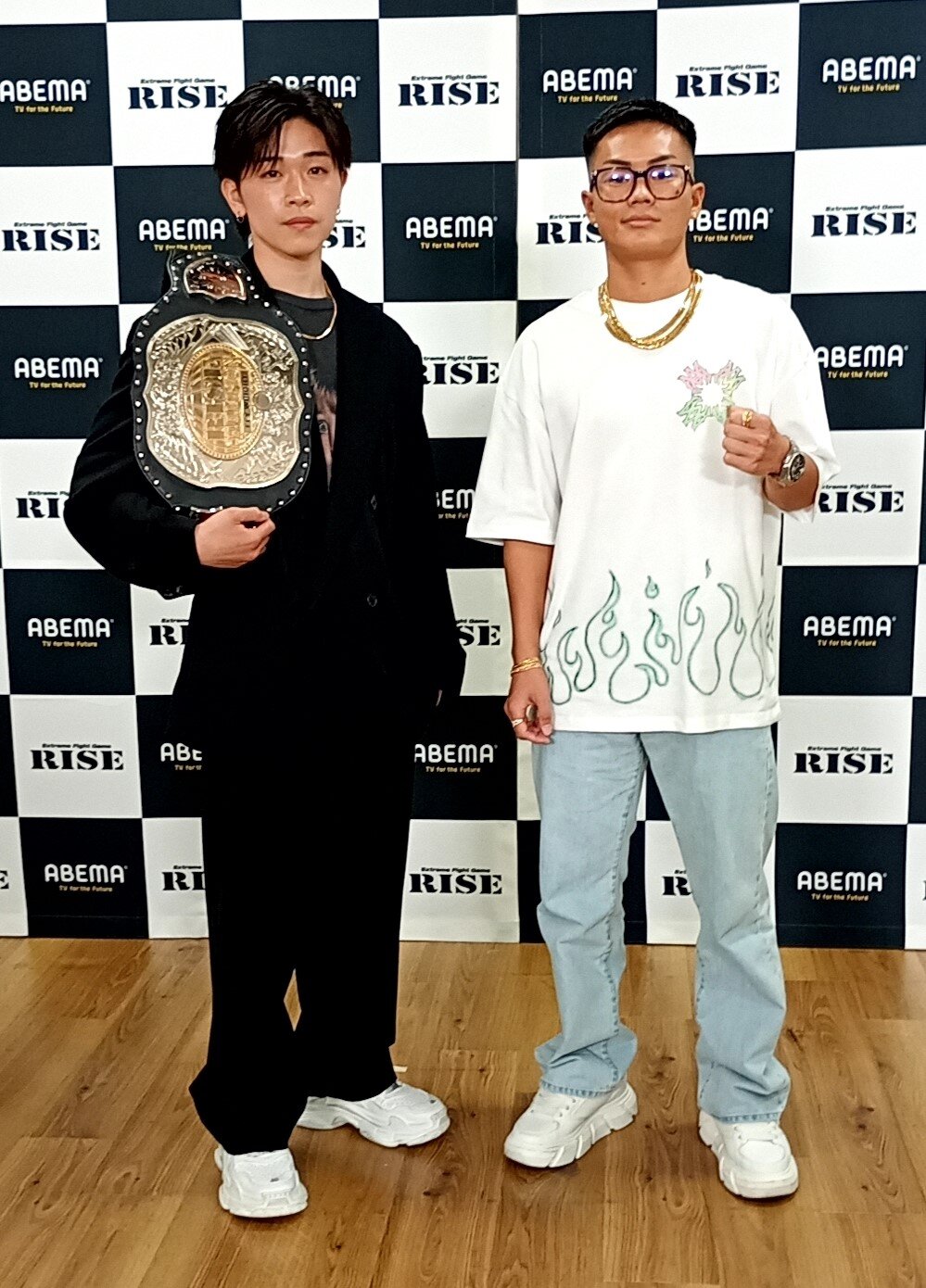対戦する王者の松本天志（左）と挑戦者の塚本望夢