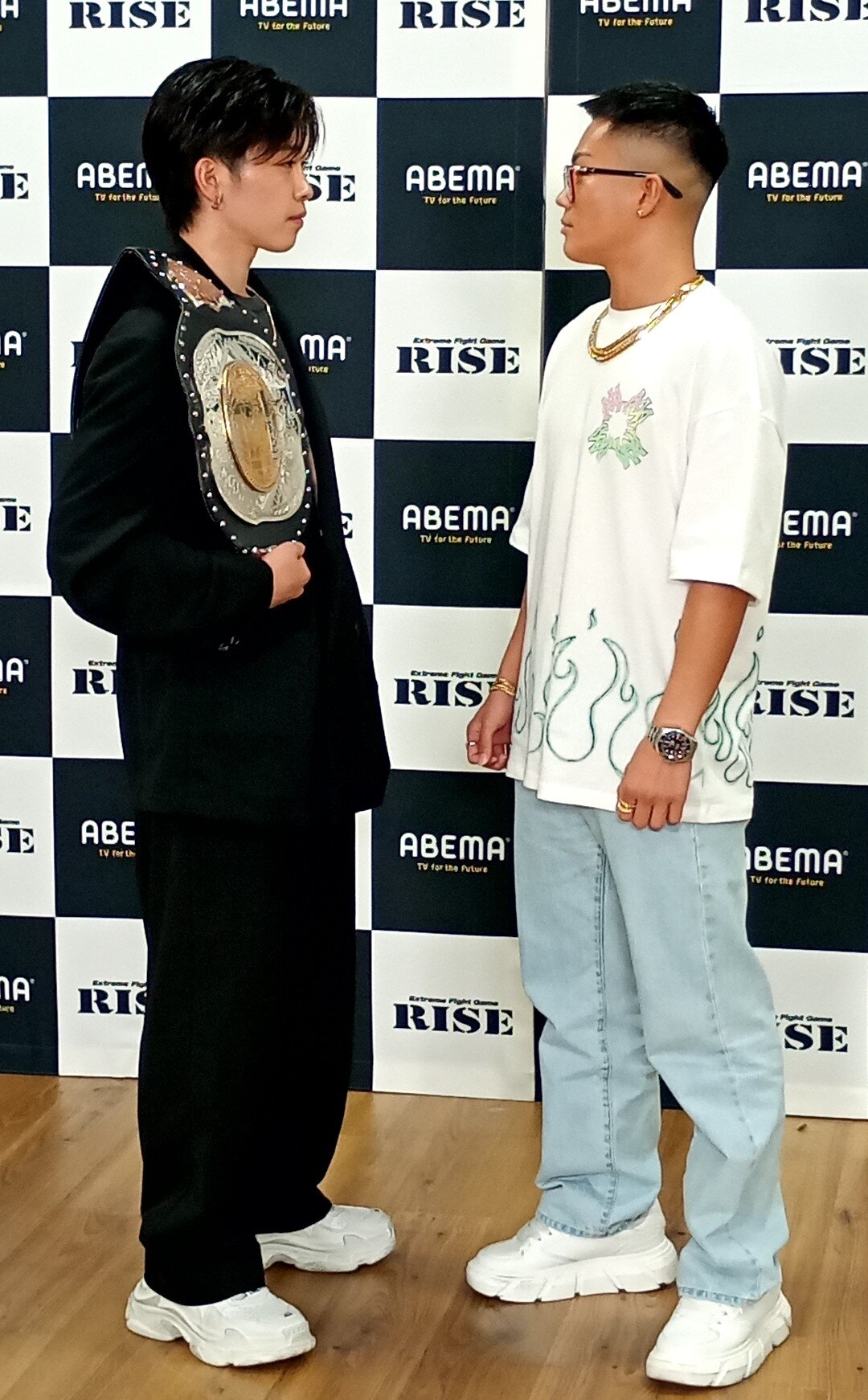 フェイスオフした松本天志（左）と塚本望夢