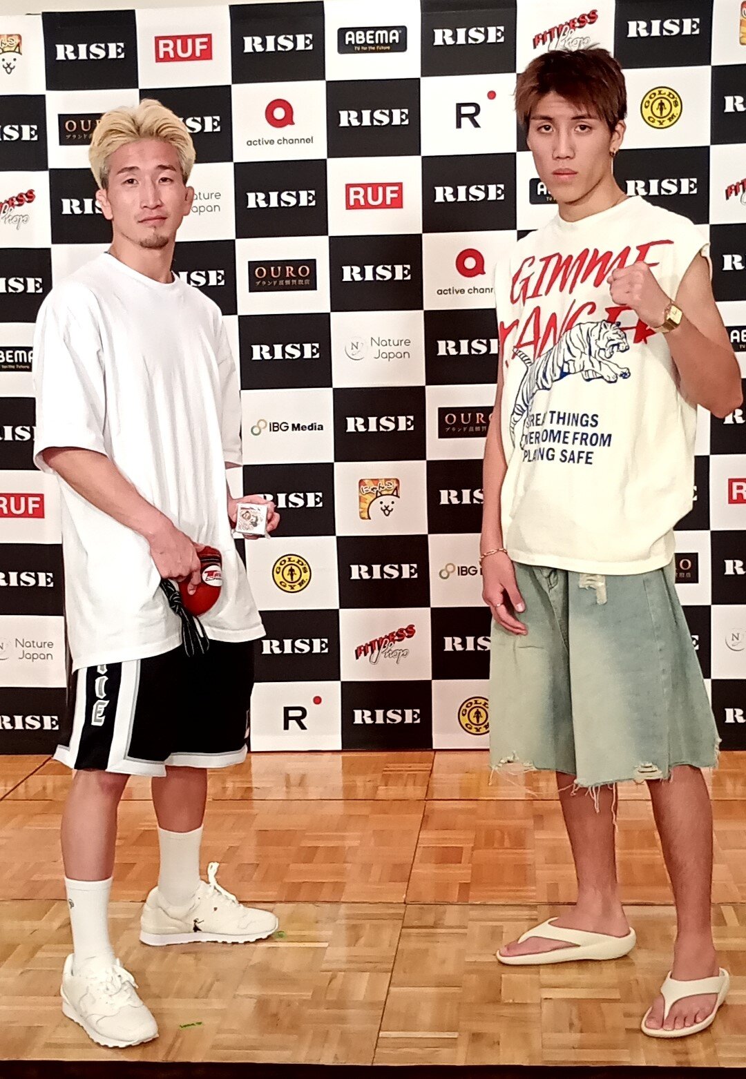 志朗のファウルカップで股間を隠す梅井泰成（左）と中嶋愛樹斗