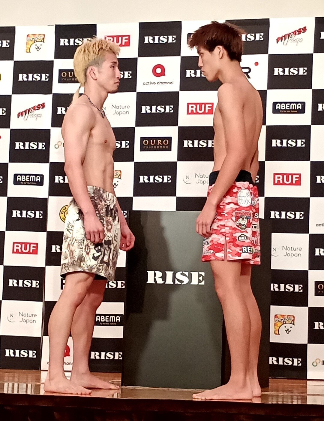 フェイスオフする梅井泰成（左）と中嶋愛樹斗
