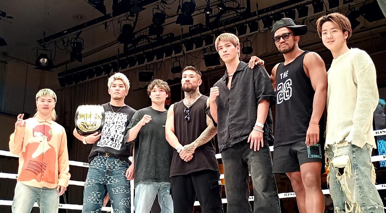 「RISE200」で後楽園ホールのリングに上がった（左から）那須川天心、原口健飛、志朗、中村寛、白鳥大珠、“ブラックパンサー”ベイノア、那須川龍心