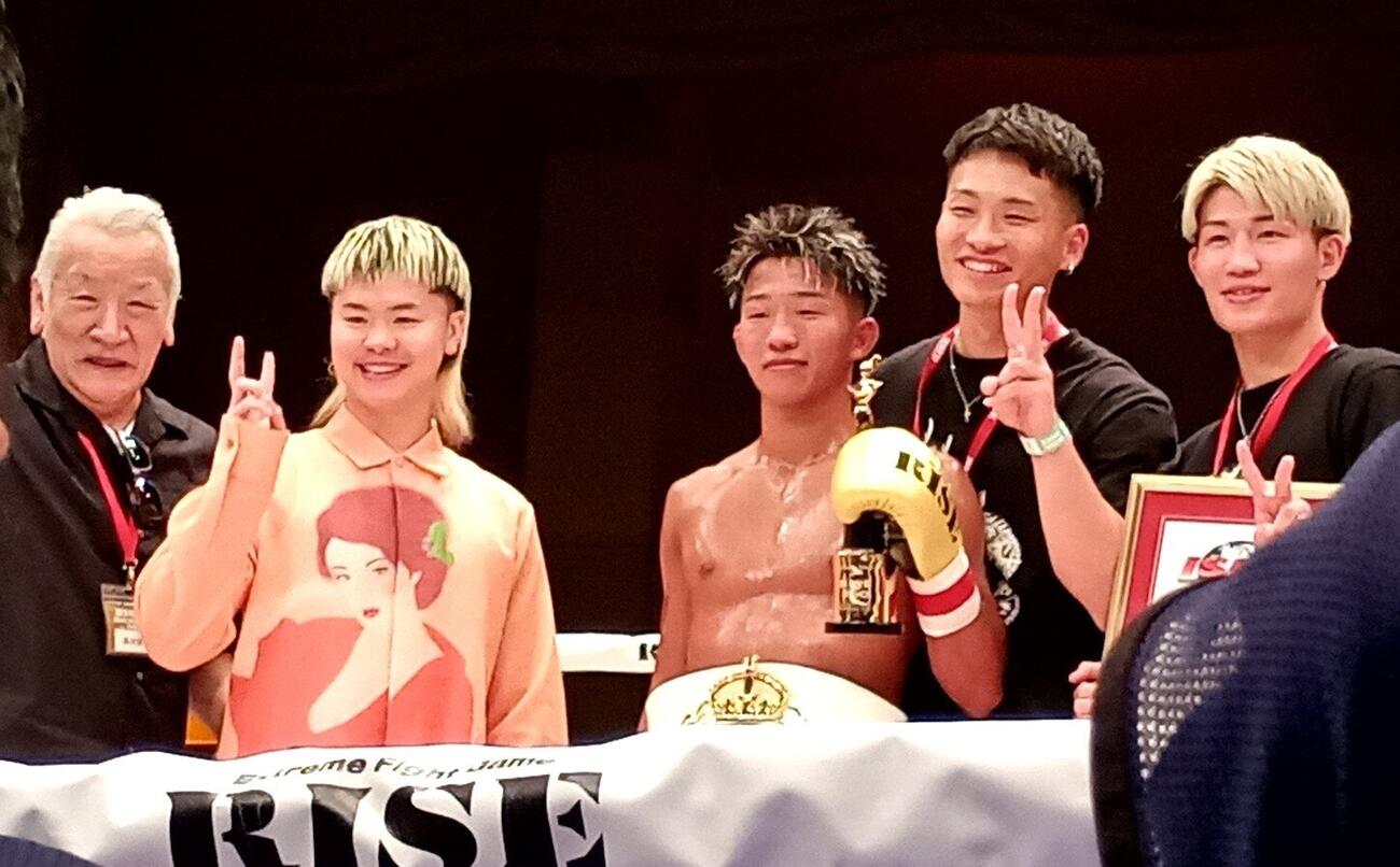 勝利後、プレゼンターの那須川天心（左から2人目）や橋本道場の橋本敏彦代表（左端）、安本晴翔（右端）、風間大輝（右から2人目）と写真に収まる花岡竜