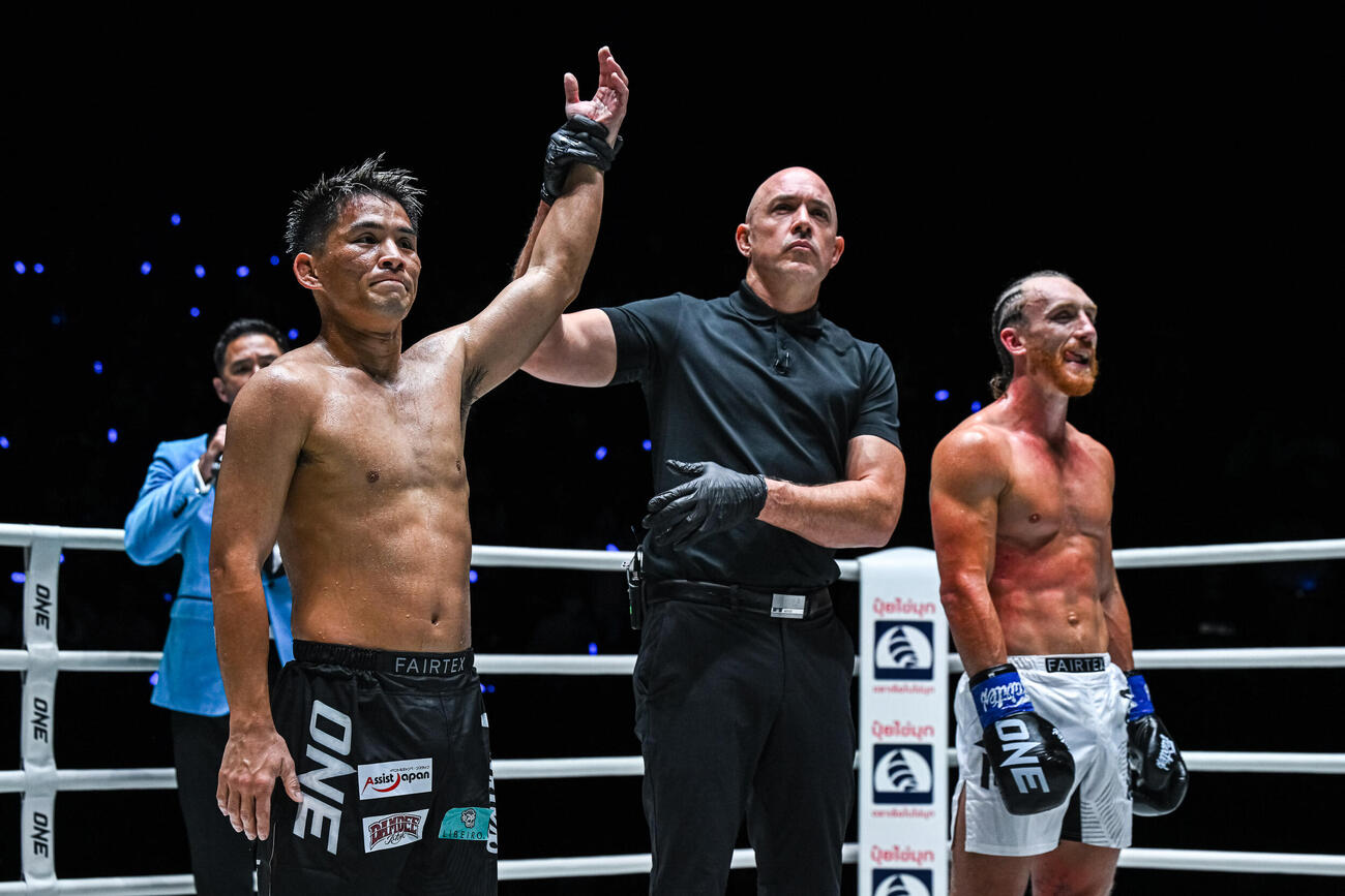 ウーリス（右）に判定勝ちした与座優貴（C）ONE Championship