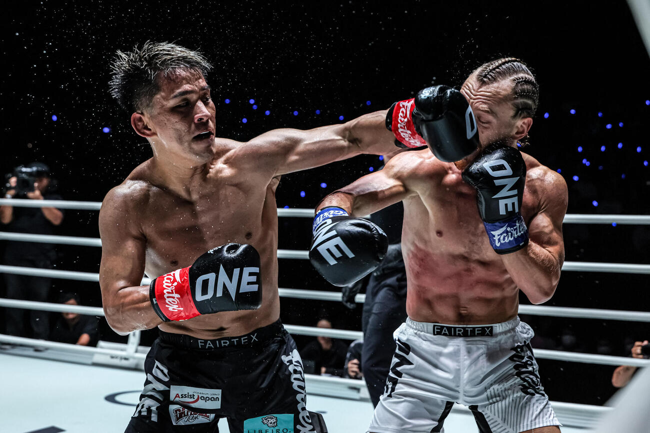 強烈な左フックをヒットさせる与座優貴（左）（C）ONE Championship