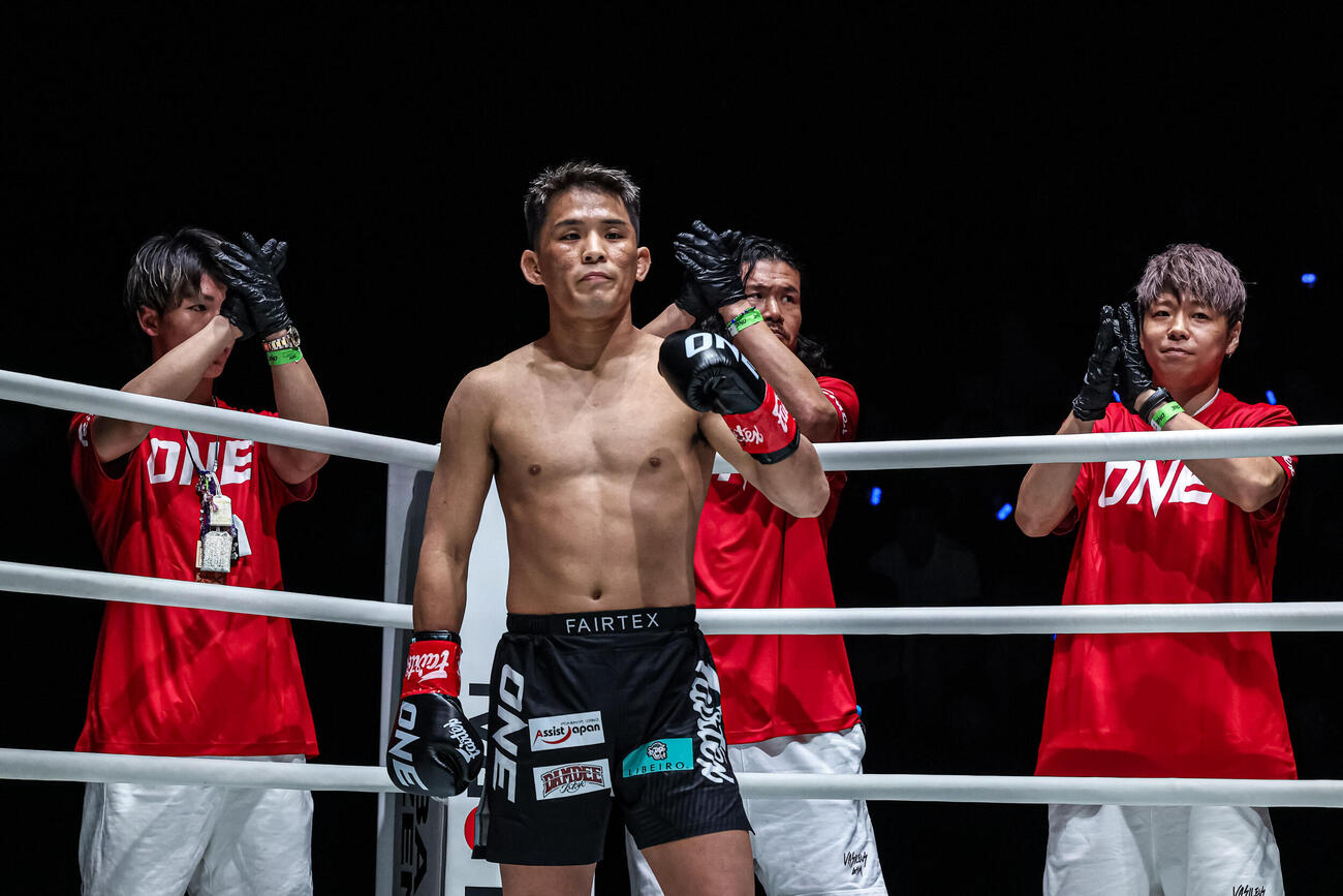 team VASILEUSの（後方右から）武尊氏、渡辺雅和トレーナー、寺田匠のアシストを受けて戦った与座優貴