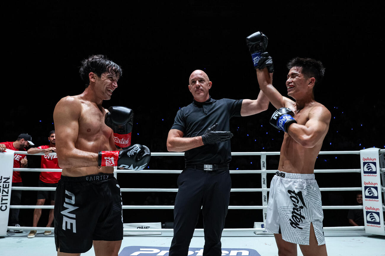 「俺や」というジェスチャーをしてから勝ち名乗りを受けた大森隆之介（右）（C）ONE Championship