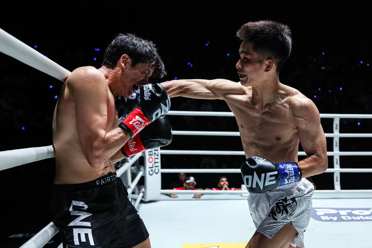 強烈な右パンチをたたきこむ大森隆之介（C）ONE Championship