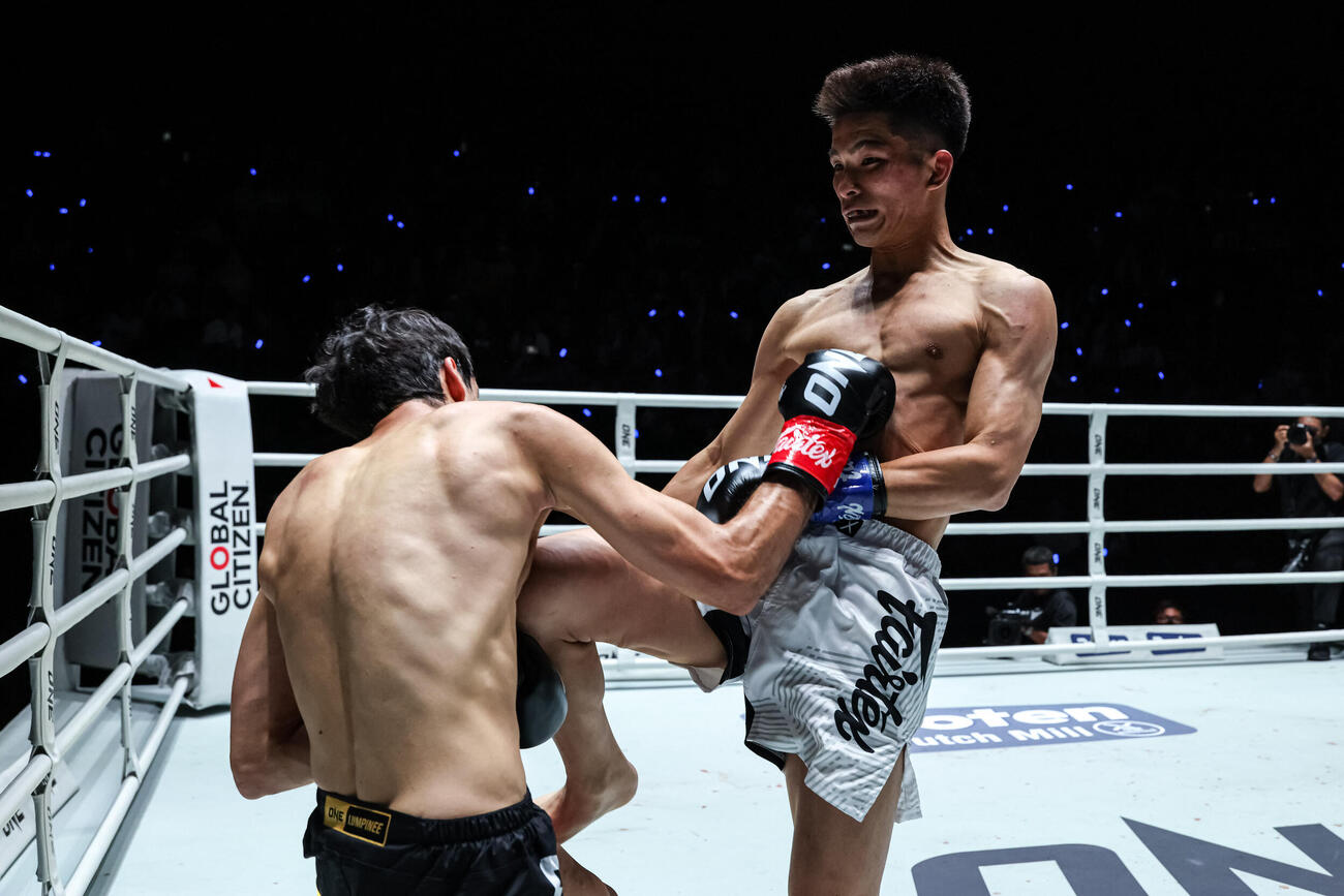 強烈なひざをたたき込む大森隆之介（C）ONE Championship