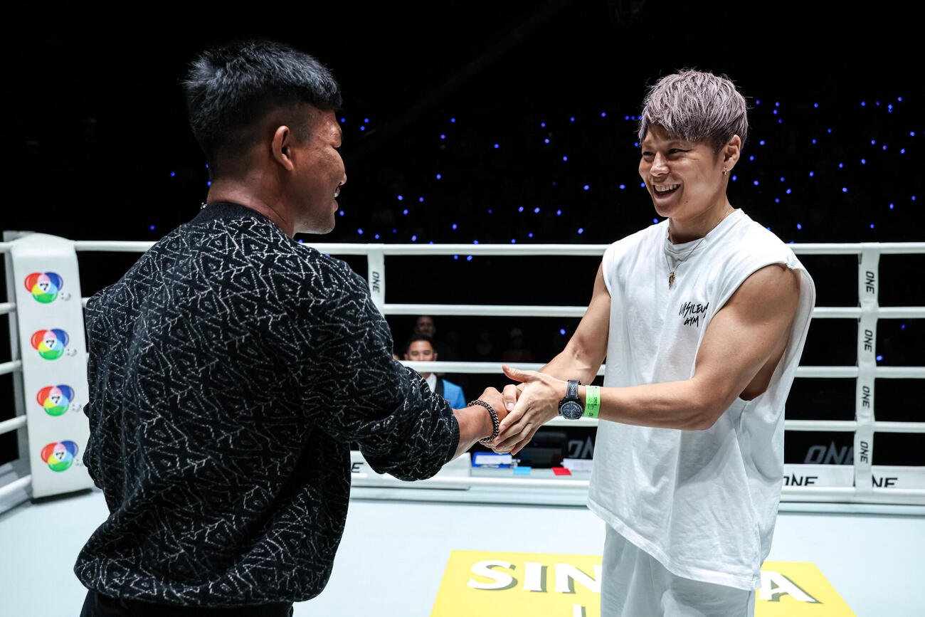 ロッタンと握手する武尊氏（右）（C）ONE Championship