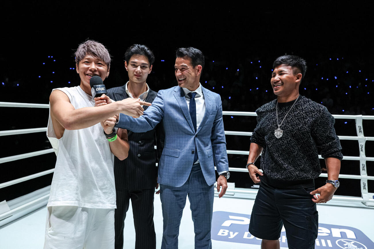 ロッタン（右端）と談笑する武尊氏（左端）（C）ONE Championship