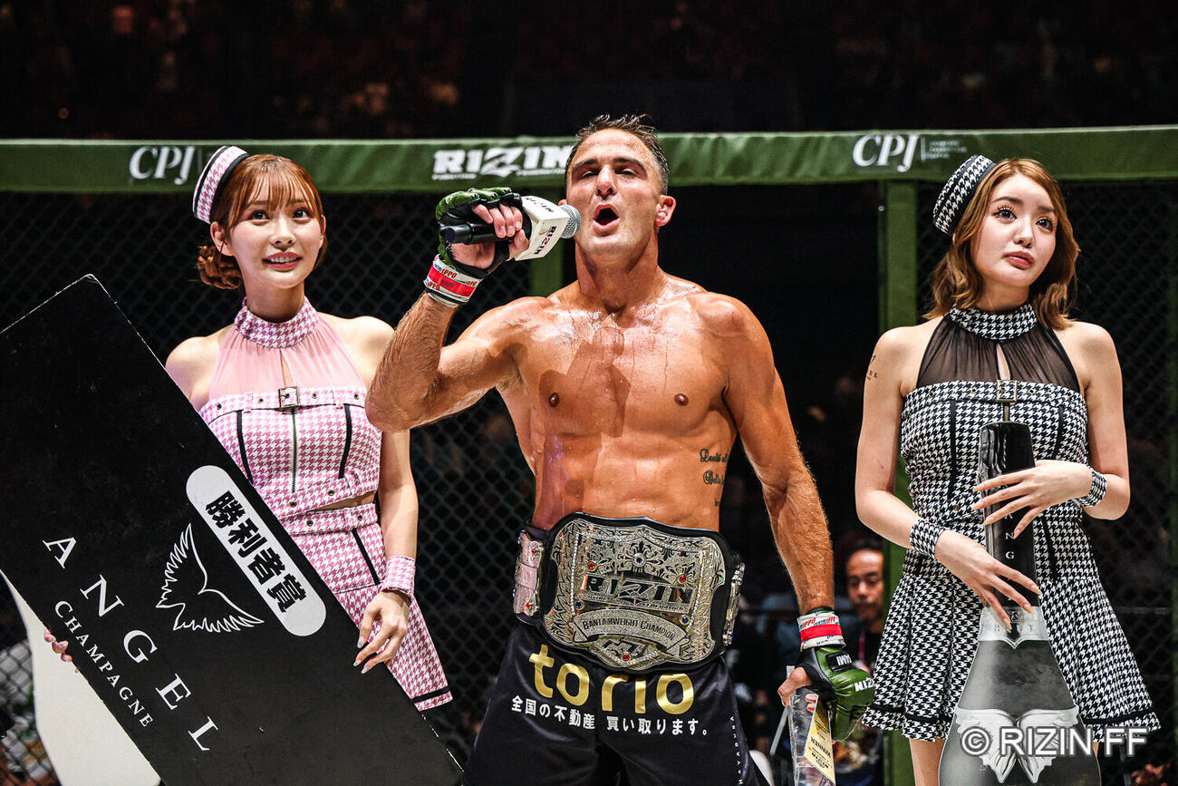 マイクアピールするサバテロ（C）RIZIN FF
