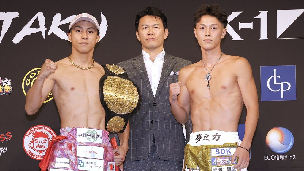 対戦する王者の石井一成（左）と挑戦者の上遠野寧吾。中央は須藤元気プロデューサー