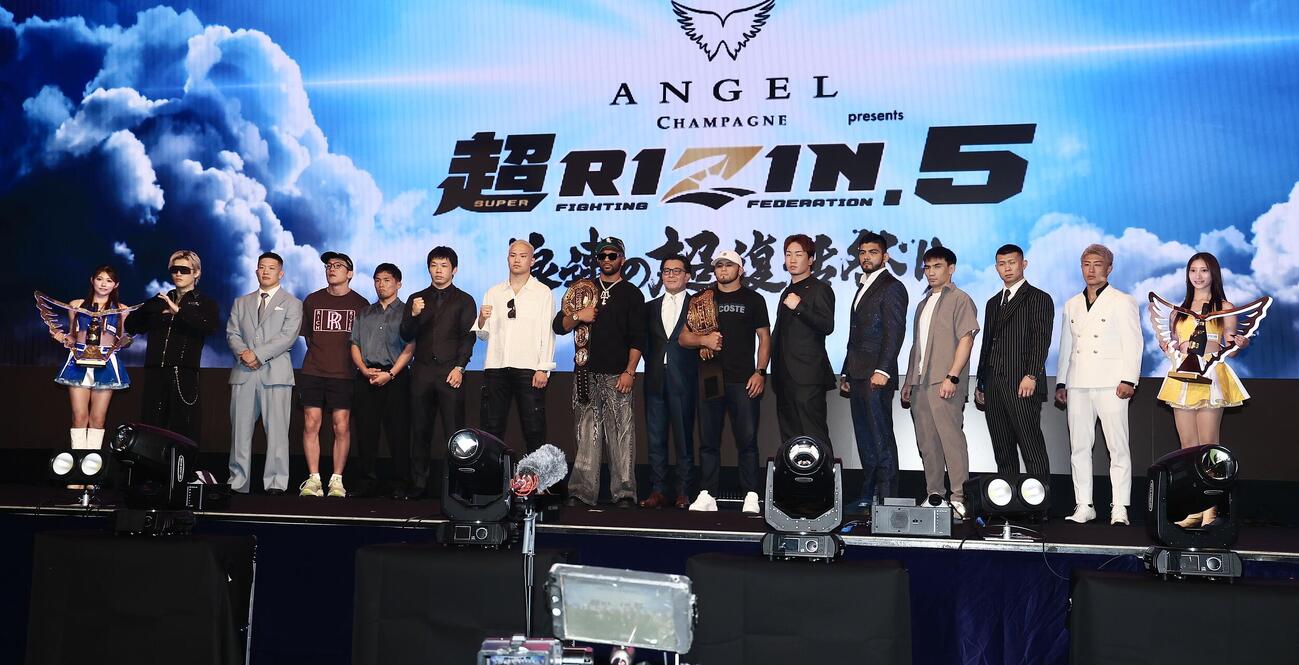 榊原信行CEO（中央）と写真に納まる超RIZIN．5の選手たち（撮影・河田真司）