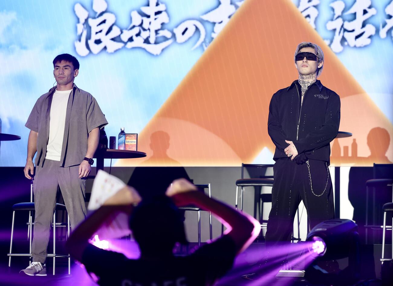 入場するカルシャガ・ダウトベック（左）と平本蓮（撮影・河田真司）