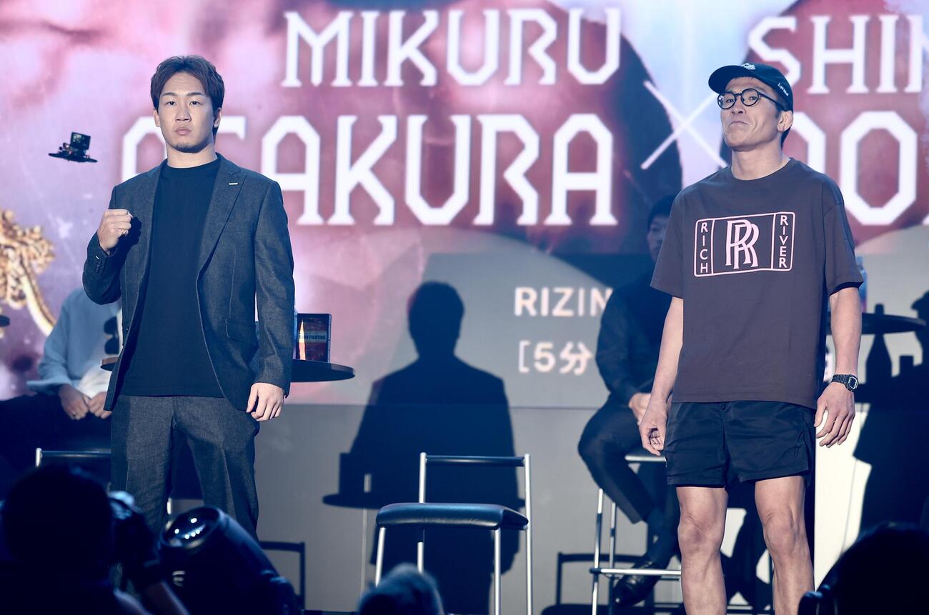 入場する朝倉未来（左）と青木真也（撮影・河田真司）