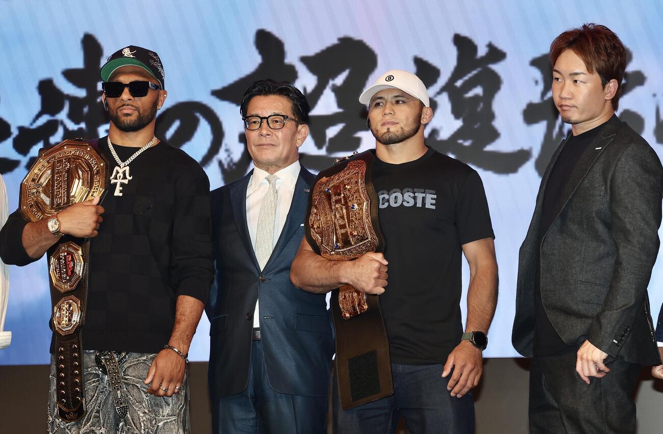 写真に納まる、左からAJ・マッキー、榊原信行CEO、ラジャブアリ・シェイドゥラエフ、朝倉未来（撮影・河田真司）