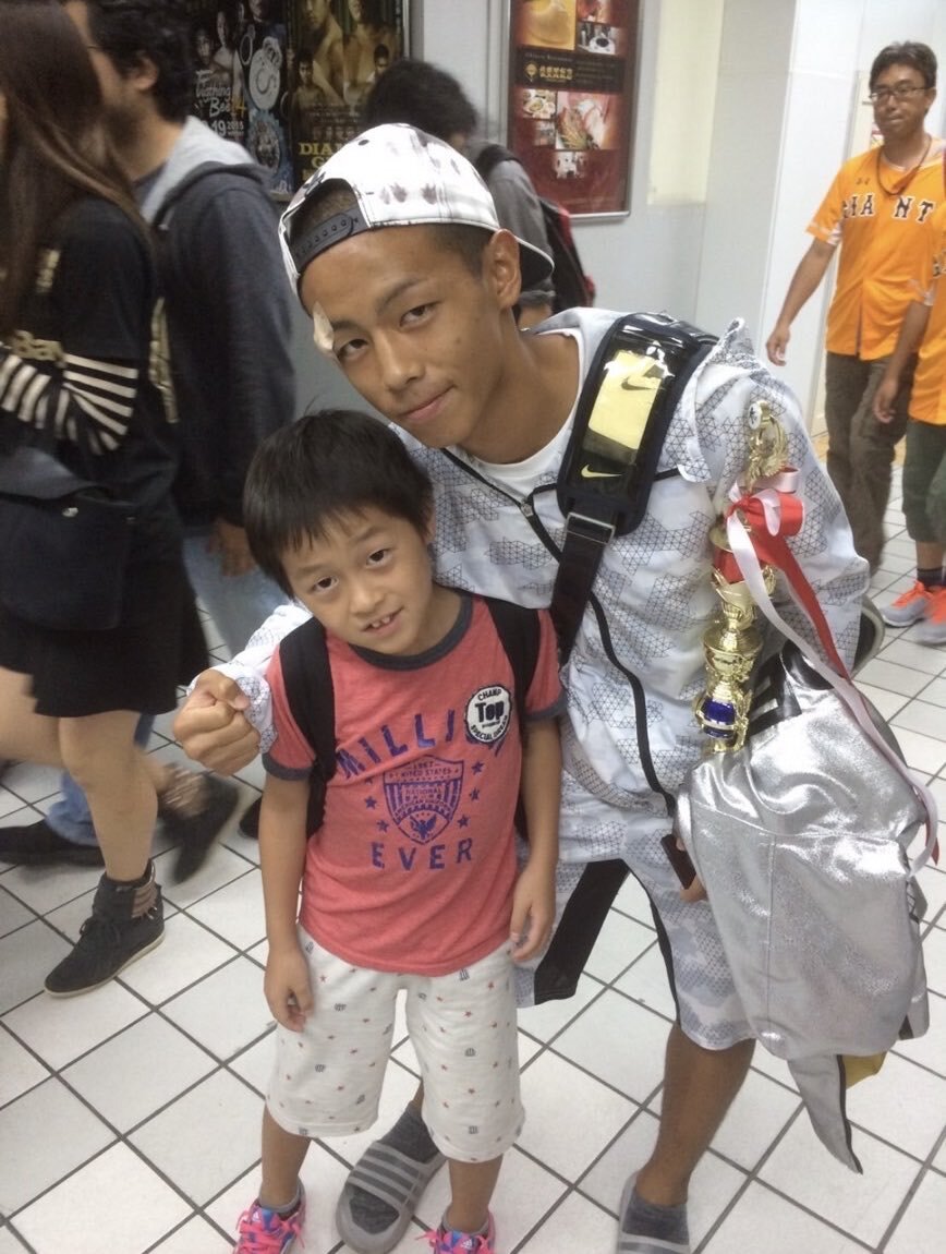 武居由樹がXにアップした少年時代の上遠野寧吾との2ショット写真
