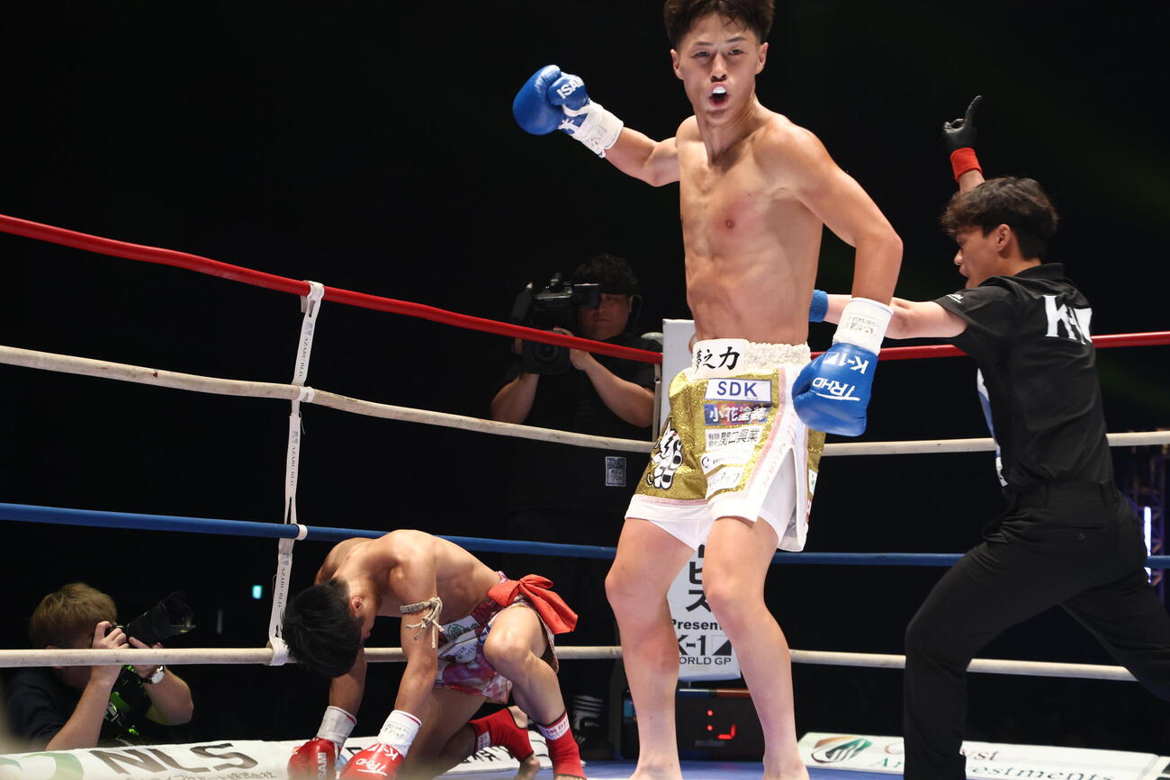 石井一成からダウンを奪いガッツポーズの上遠野寧吾（右）（C）K－1