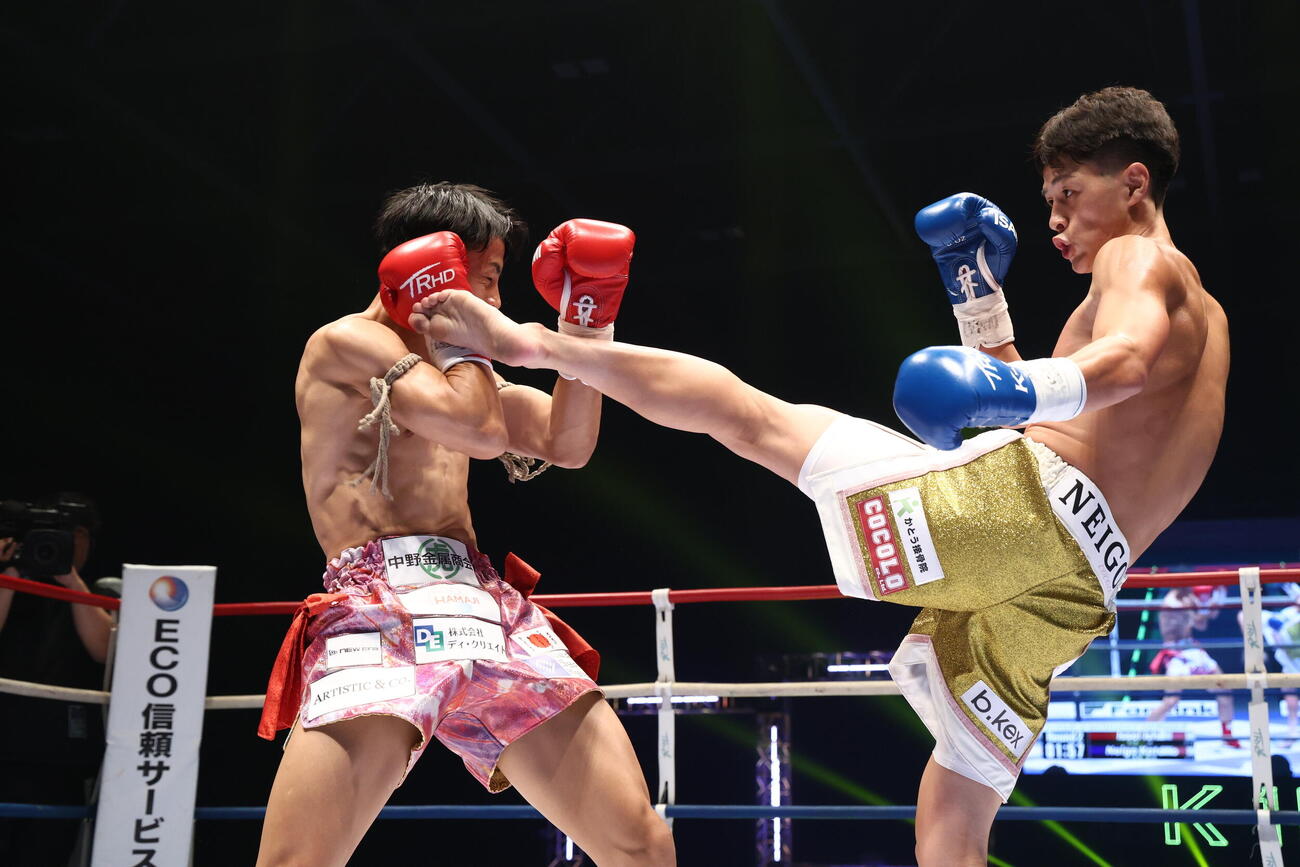 石井一成に強烈な左ハイキックを放つ上遠野寧吾（右）（C）K－1