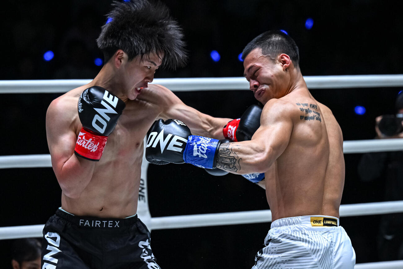 強烈な左フックをヒットさせる那須川龍心（左）（C）ONE Championship