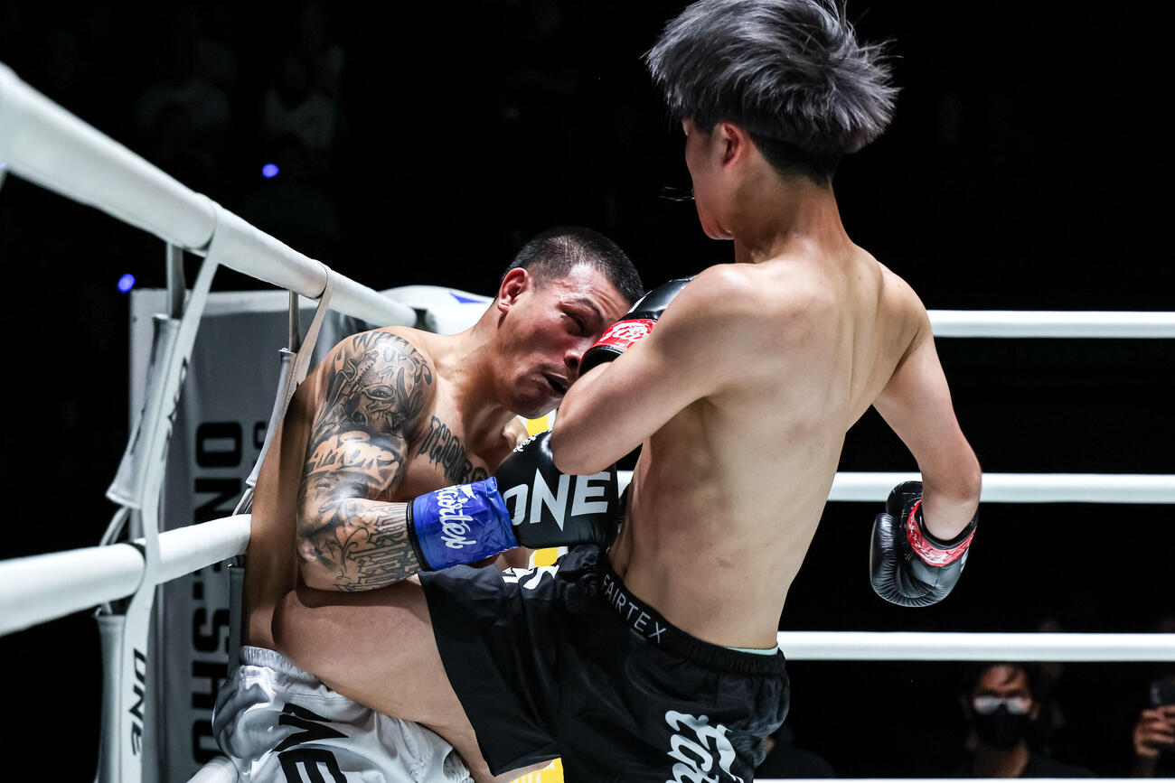 強烈な右ひざを突き刺す那須川龍心（C）ONE Championship