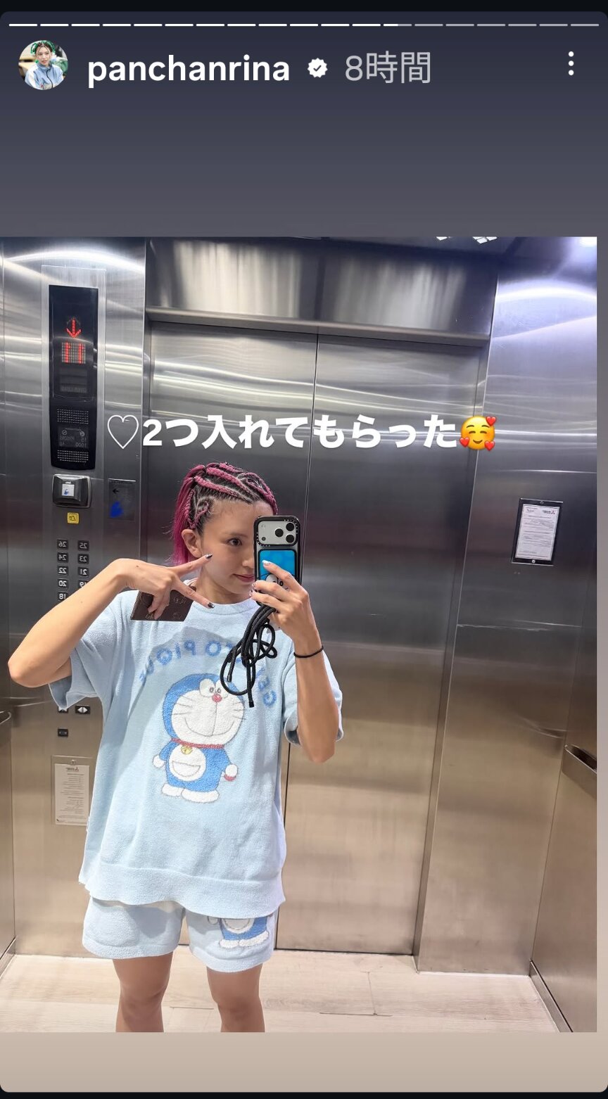 インスタグラムのストーリーで、ハートが二つ入った編み込みのヘアスタイルを披露するぱんちゃん璃奈