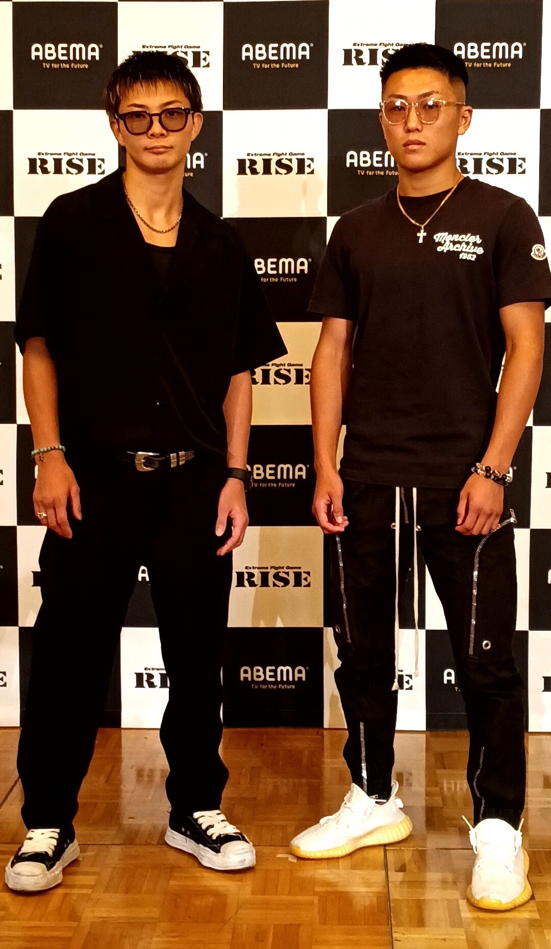 対戦する玖村将史（左）と山田貴紀