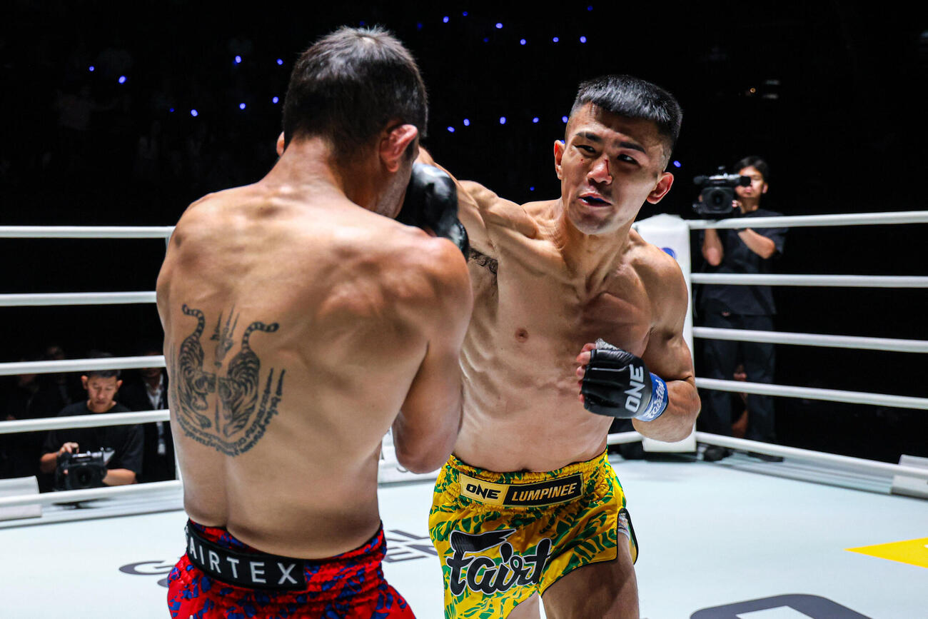 強烈な右をヒットさせる品川朝陽（右）（C）ONE Championship