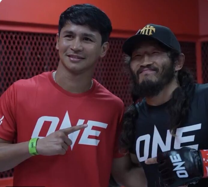 ONEフェザー級キックボクシング世界王者のスーパーボンは大会直前にはMMAで防衛戦を行うバータルフー（右）を激励していた（ONE公式Xから）