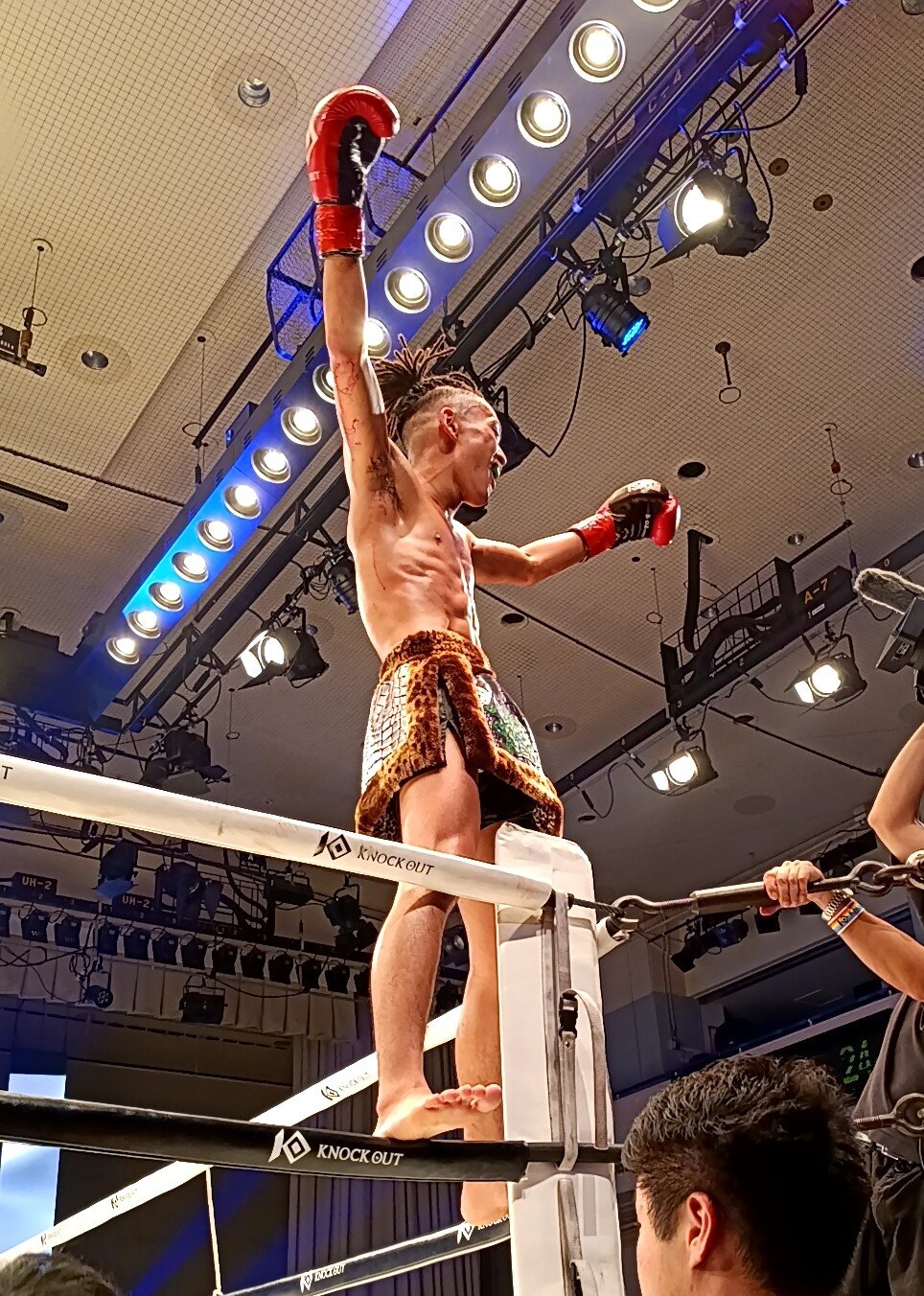 勝利を喜ぶ渡部蕾