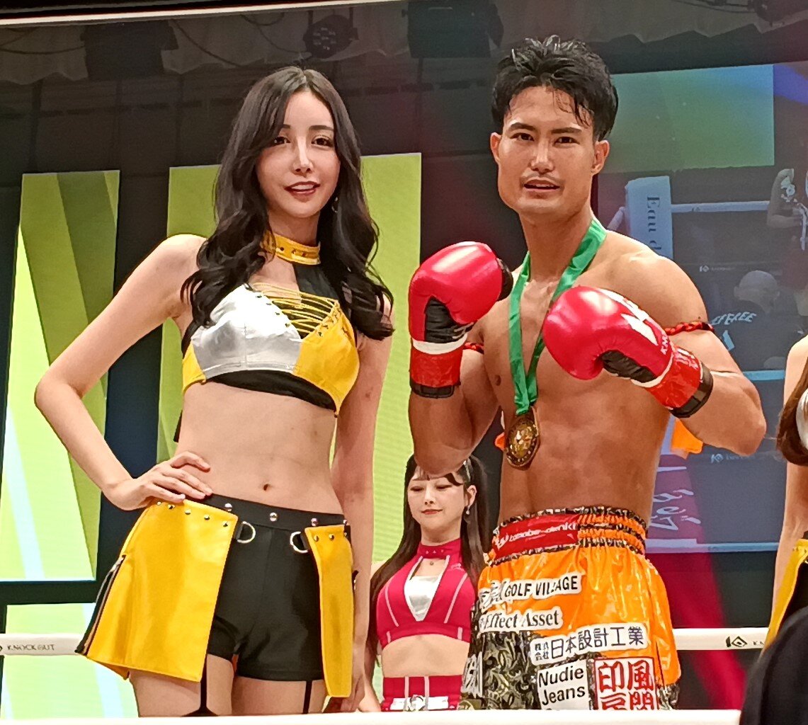 衝撃の右ハイキックKO勝ちを果たした重森陽太（右）