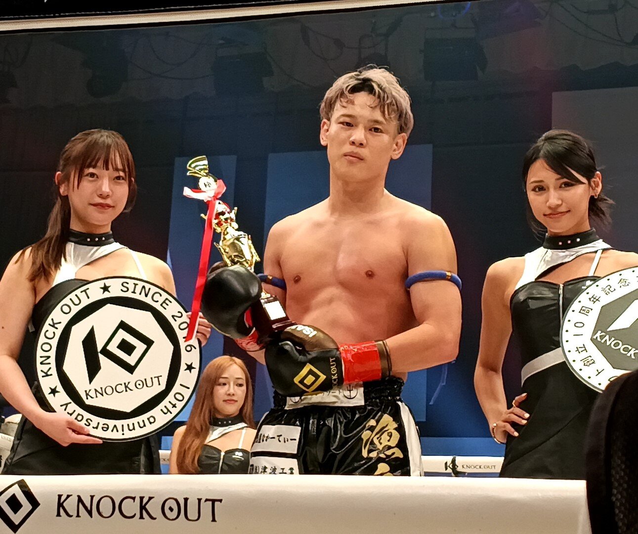 1回30秒で勝利した漁鬼（中央）