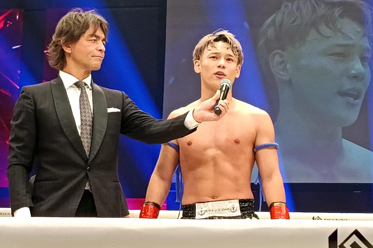 勝利者インタビューを受ける漁鬼