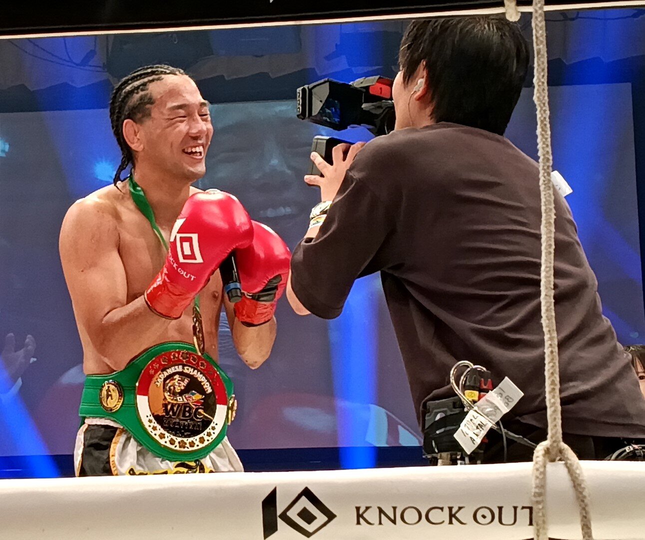 配信のカメラの向こうの長女に「勝ったよー」とアピールする福田海斗