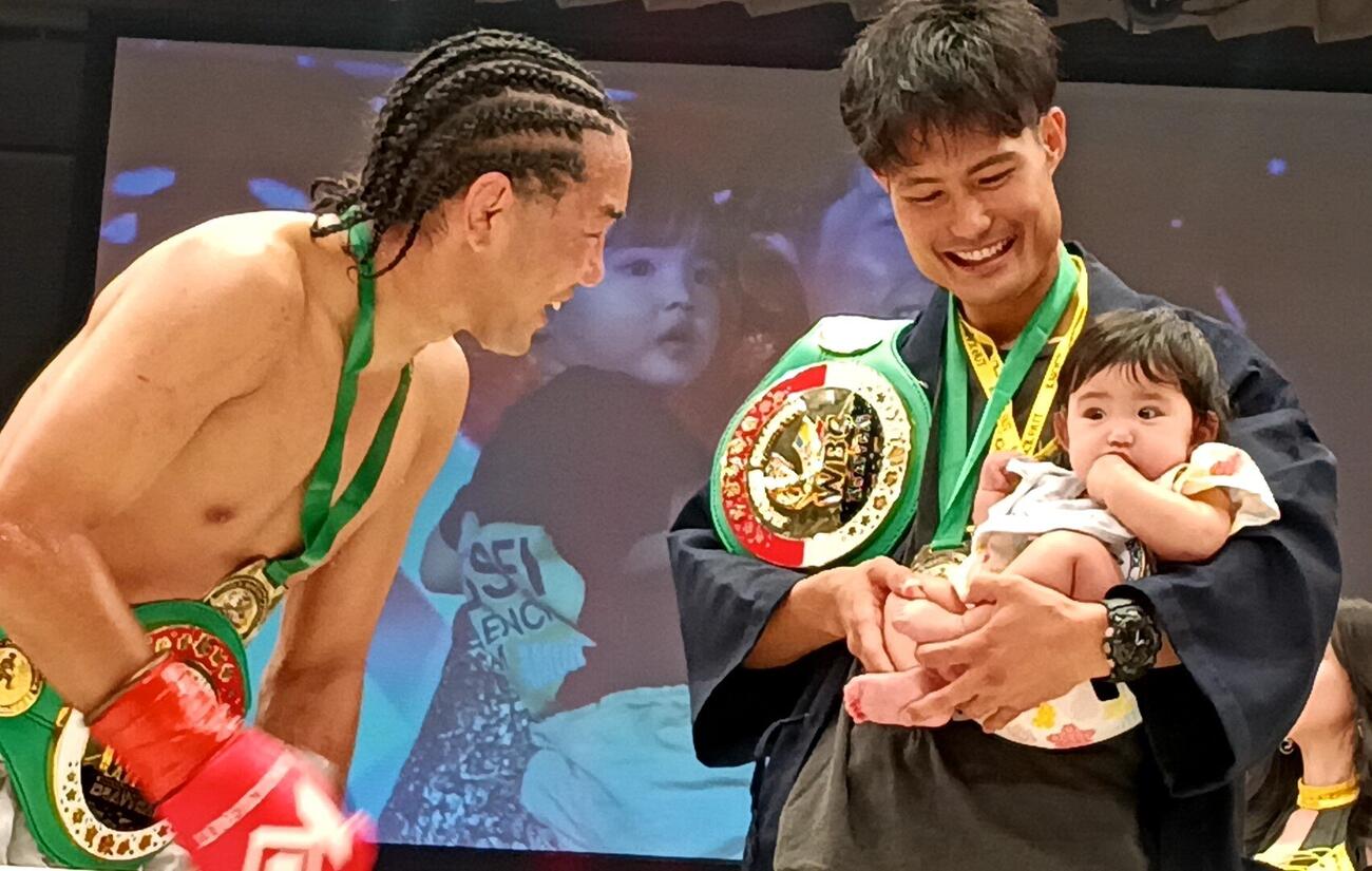 愛娘とリングに上がった重森陽太と、笑顔でのぞき込む福田海斗