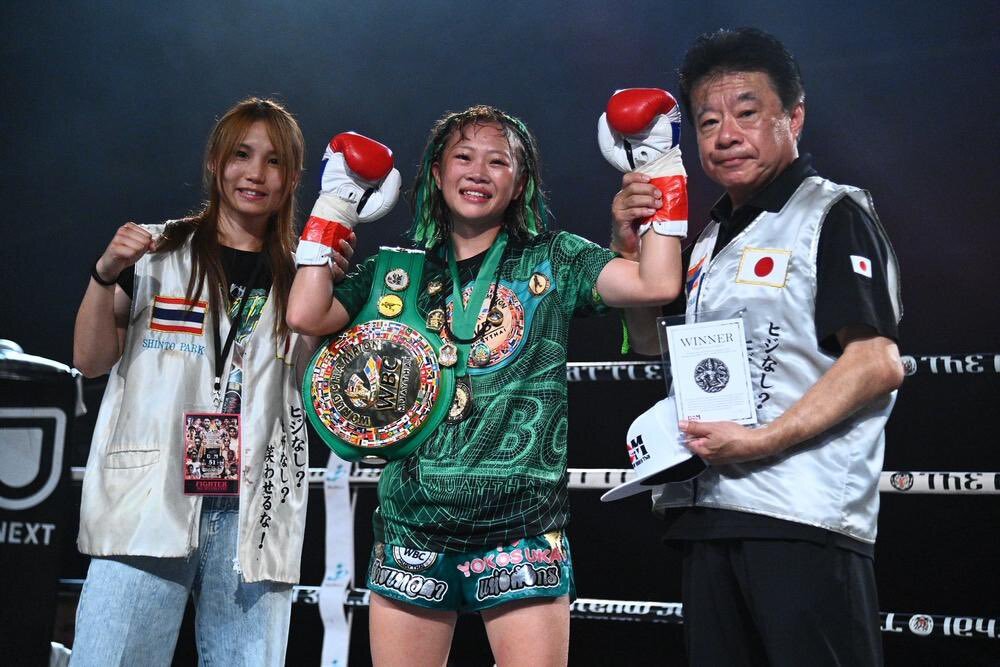 勝利をよろこぶ藤原乃愛（中央）左はセコンドの伊藤紗弥（藤原乃愛のXから）