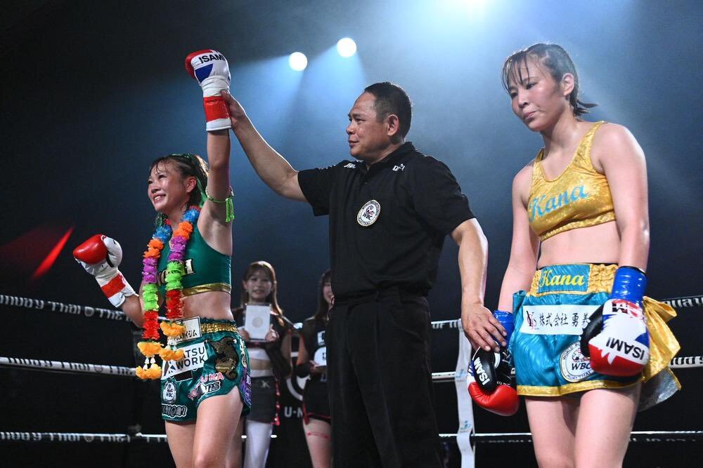 勝ち名乗りを受ける藤原乃愛（左、右は敗れたカナ・ウォーワンチャイ）