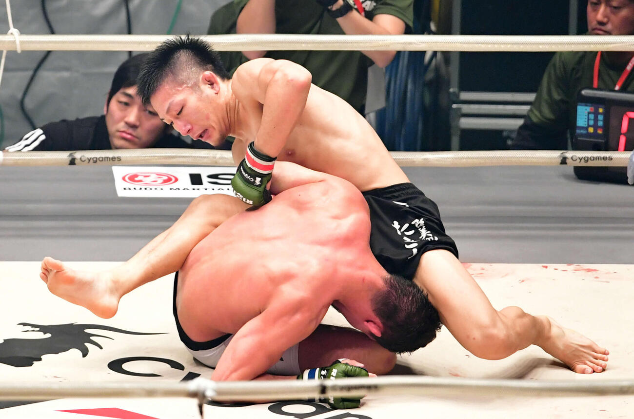 RIZIN無差別級トーナメント　アラン・ナシメントさん（下）の左腕を執拗に攻める元谷友貴（2016年12月撮影）