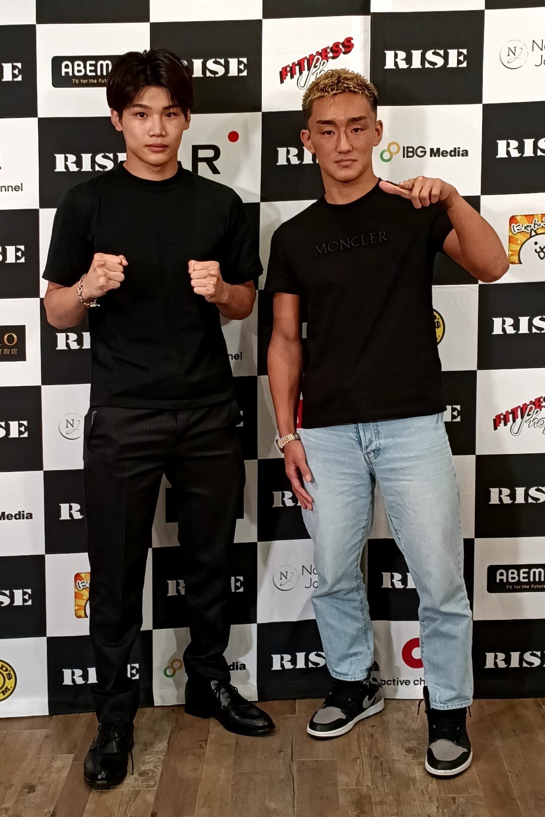 対戦する長谷川海翔（左）と数島大陸