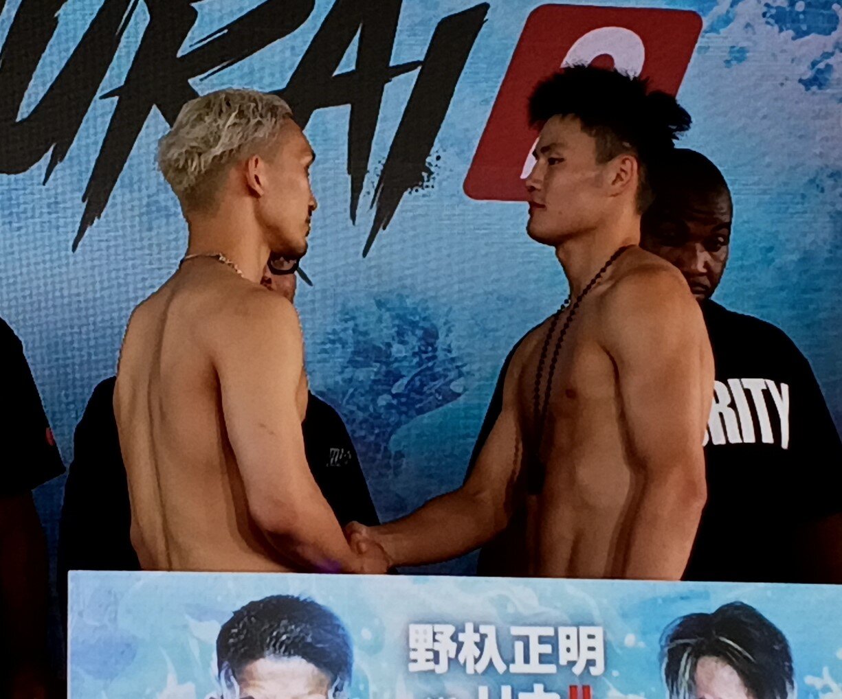 握手をしながらのフェイスオフとなった都木航佑（左）とルオ・チャオ