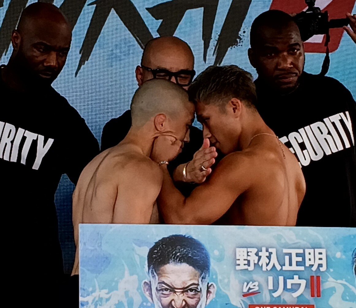 額をつけ合ってにらみ合う山北渓人（左）と田上こゆる